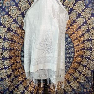 🦋5/20$🦋 birds & swirls shiny silver scarf